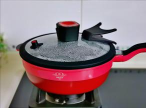 盖上马克西姆微压锅盖，煮1分钟关火，焖5-8分钟。