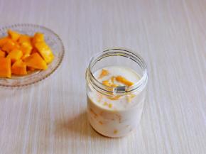 一半芒果肉放入果汁杯中，加入牛肉，蜂蜜，启动打成奶昔。