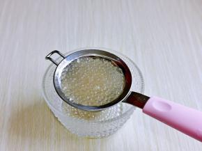 这时西米也好啦，纯净水反复冲洗，直到粒粒分明即可。