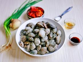 准备食材，洗干净。（买花蛤的时候一定要问清楚，是否养过，如果没有养过的话会有沙，直接影响到口感。）