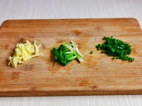 葱姜蒜去皮切碎。