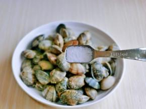 洗干净的花蛤放入盘中，按个人口味加入盐。