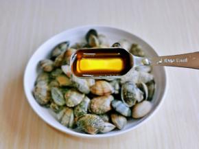 加入料酒，可以适当多一点去腥。
