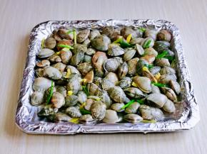 烤盘垫上油纸，我包了两层，不然会弄脏烤盘。