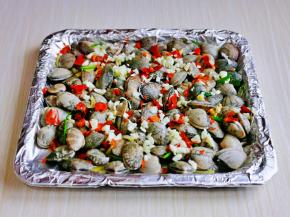 再均匀撒上蒜末。