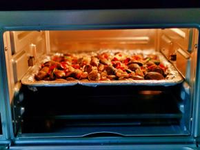 烤盘入ACA空气炸烤箱中层。