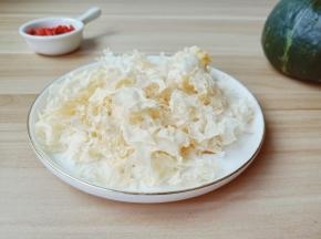 挑选糯银耳出胶会更快。