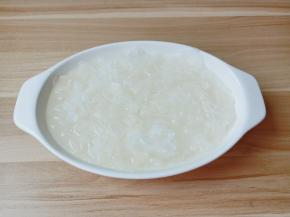 银耳在冷水中浸泡约六小时以上。