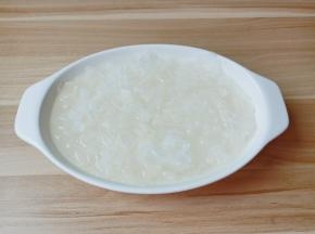 银耳在冷水中浸泡约六小时以上。