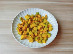 南瓜去皮去瓤切小丁。