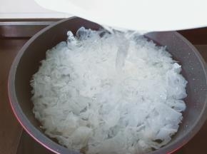 锅中放入银耳，一次性加足水。