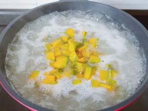 看银耳胶质出来了加入南瓜丁。