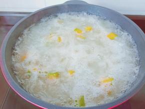 把南瓜丁搅拌均匀继续炖煮15分钟。