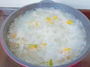 把南瓜丁搅拌均匀继续炖煮15分钟。