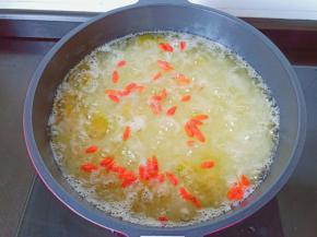 炖煮到南瓜熟透加入枸杞。