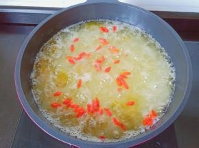 炖煮到南瓜熟透加入枸杞。