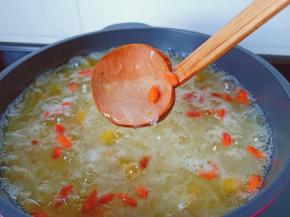 炖好的南瓜银耳羹胶质满满。