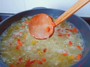 炖好的南瓜银耳羹胶质满满。