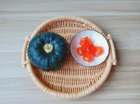 准备新鲜的南瓜与蛋黄。