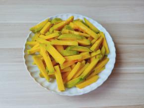 南瓜去皮切成长条。