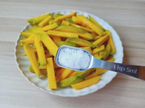 在南瓜上撒盐。