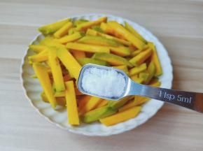 在南瓜上撒盐。