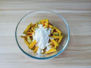 撒上玉米淀粉。