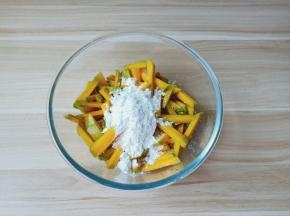 撒上玉米淀粉。