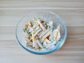 让每一根南瓜都裹上玉米淀粉。