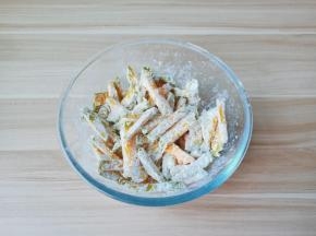 让每一根南瓜都裹上玉米淀粉。