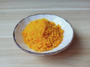 咸蛋黄用刀背给碾碎。