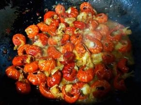 放入盐和味精适当添加少许水翻炒入味更加棒