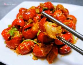 小龙虾入口鲜嫩多汁让人欲罢不能