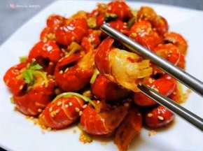 小龙虾入口鲜嫩多汁让人欲罢不能