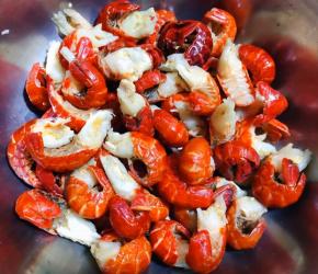 买回来的小龙虾尾清洗干净放入开水中焯水后立即放入冷水中过凉洗净沥干水份备用