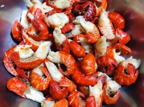 买回来的小龙虾尾清洗干净放入开水中焯水后立即放入冷水中过凉洗净沥干水份备用