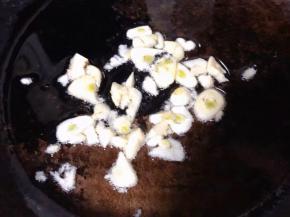 锅中倒入底油加热放入蒜粒爆香