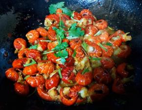 最后小龙虾尾完全入味撒上香菜即可出锅享用