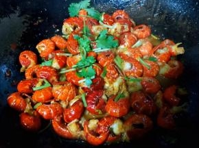 最后小龙虾尾完全入味撒上香菜即可出锅享用