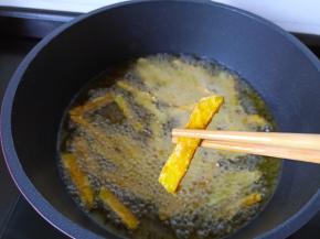 南瓜炸制金黄色后捞出。


