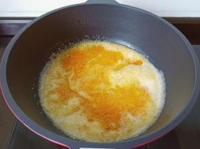 锅里一点底油，咸蛋黄下锅加入一点料酒与白糖小火慢慢炒，不停翻炒到翻沙状态。