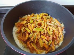 放入炸好的南瓜翻炒。