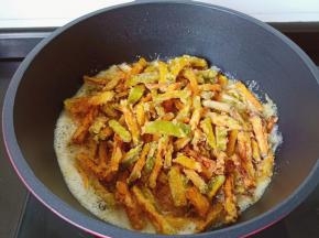 放入炸好的南瓜翻炒。