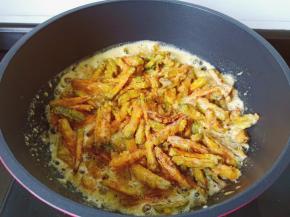 让蛋黄裹匀即可出锅。