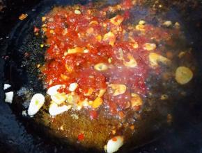 放入蒜蓉辣椒酱炒出香味