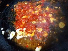 放入蒜蓉辣椒酱炒出香味