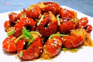 蒜蓉辣椒酱爆炒小龙虾尾装入盘中撒上芝麻就大功告成了
