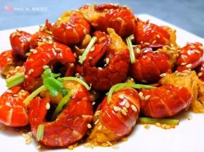 蒜蓉辣椒酱爆炒小龙虾尾装入盘中撒上芝麻就大功告成了