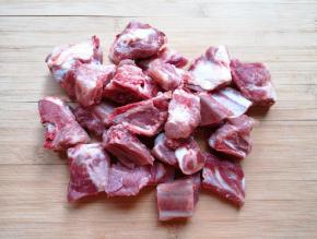 排骨剁成小块冲洗干净。