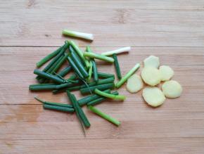 2棵小葱切成段，切几片生姜。